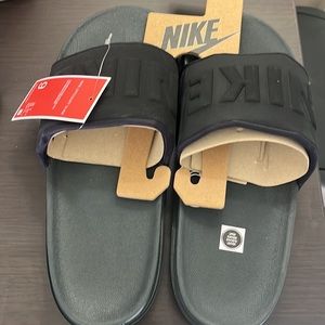 Black Nike Offcourt Slide brand new (never been worn)